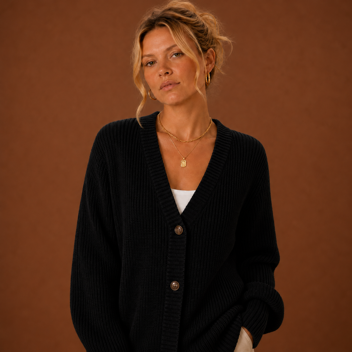 Linnea Cardigan — Buttoned V Neck — photo 8 — en-p18-m7
