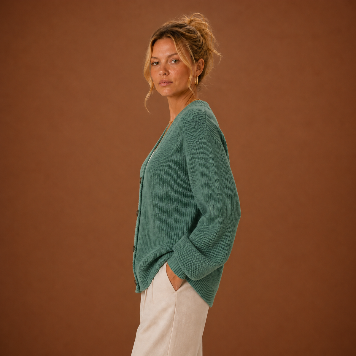 Linnea Cardigan — Buttoned V Neck — photo 2 — en-p18-m1