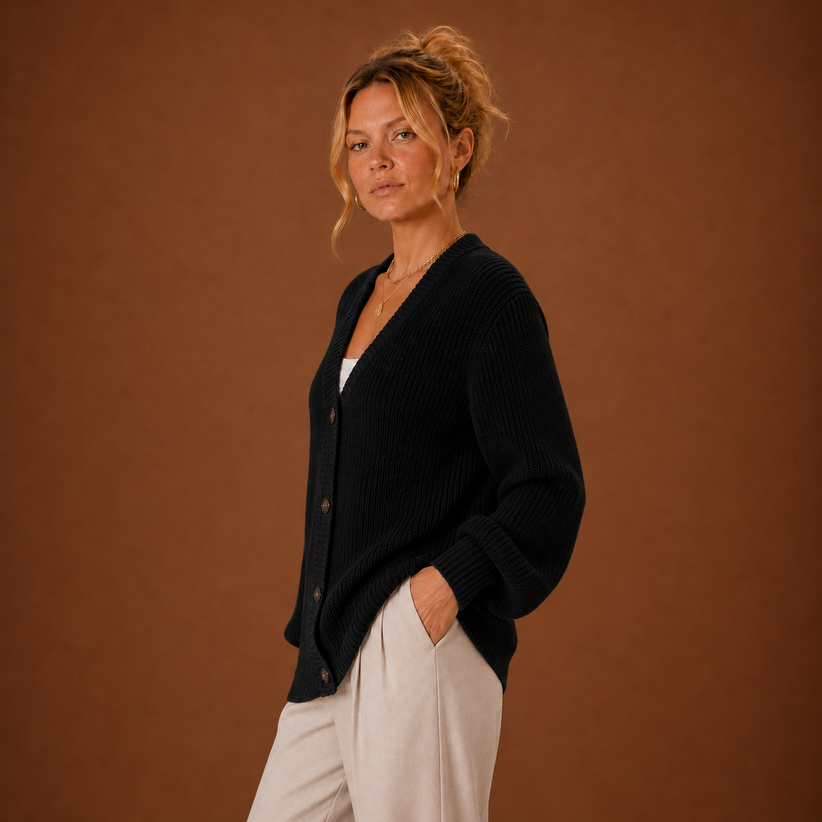 Linnea Cardigan — Buttoned V Neck — photo 7 — en-p18-m6